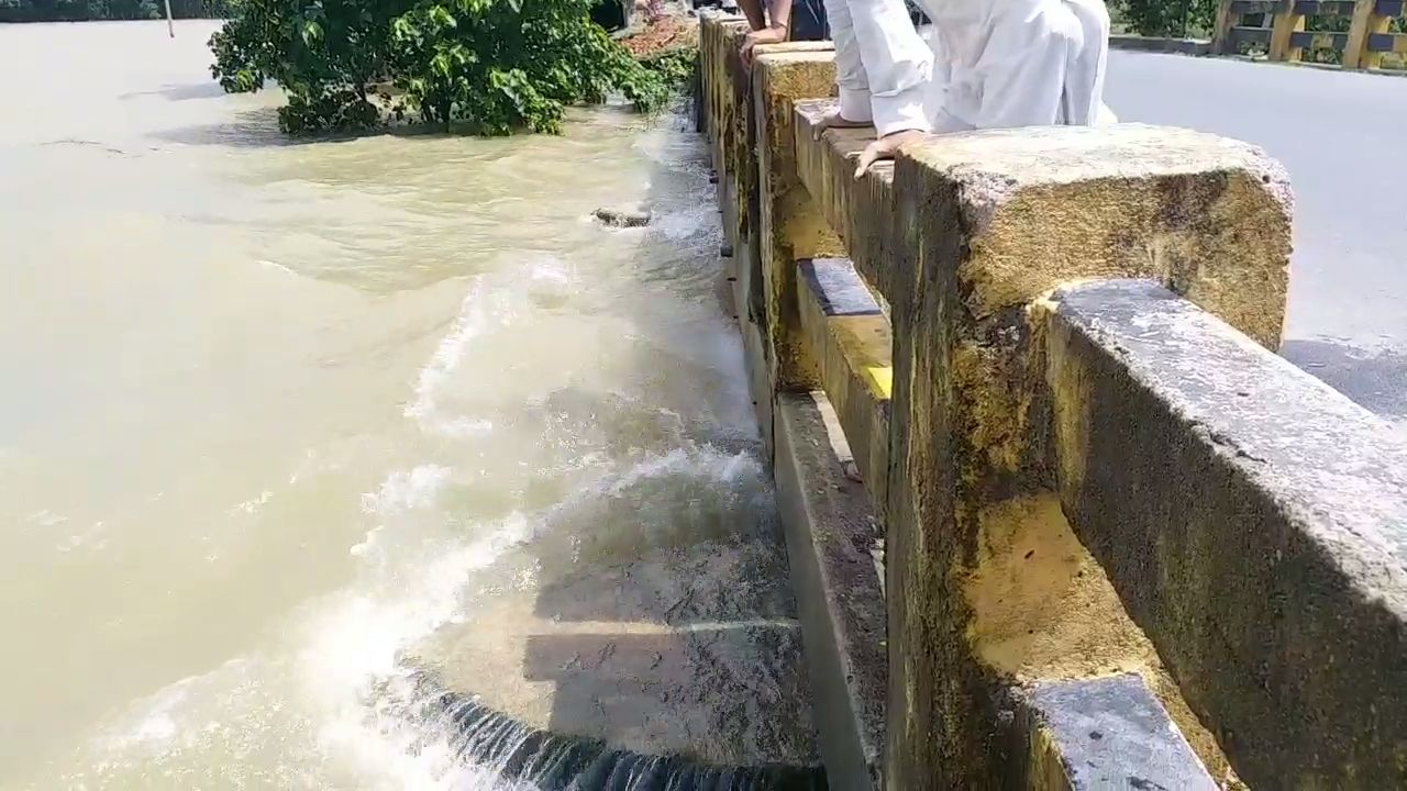 high pressure of flood water on state high way 50 in darbhanga