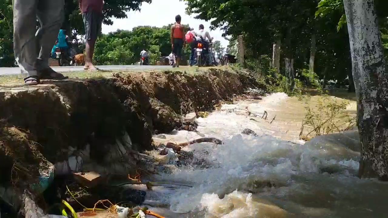 high pressure of flood water on state high way 50 in darbhanga