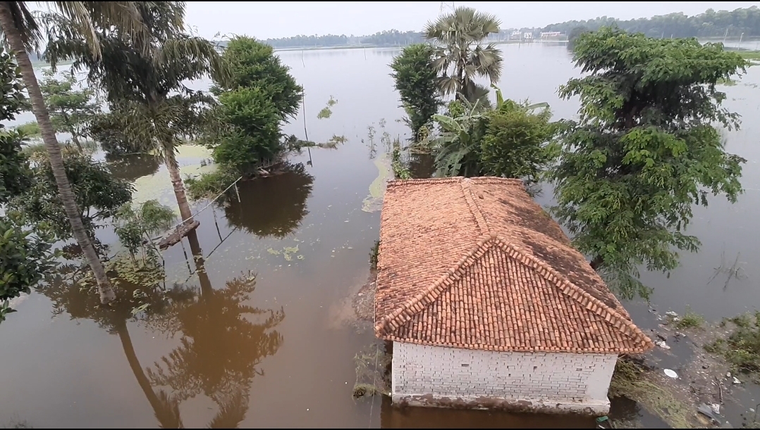 बाढ़ के पानी में डूबा गांव