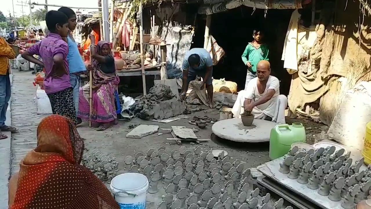 मिट्टी के सामान बना रहे कुम्हार