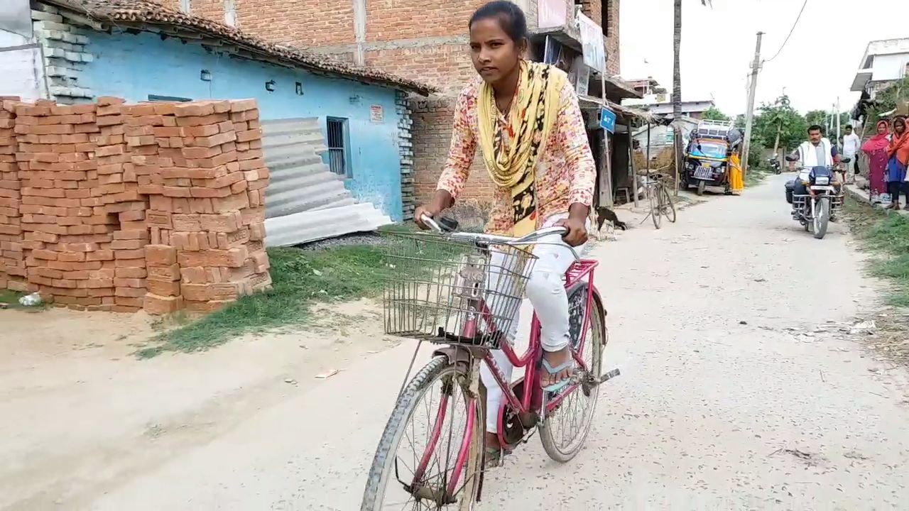 साइक्लिंग करती ज्योति