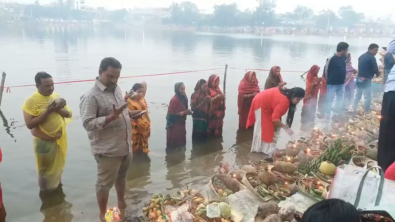 घाट पर छठ व्रती