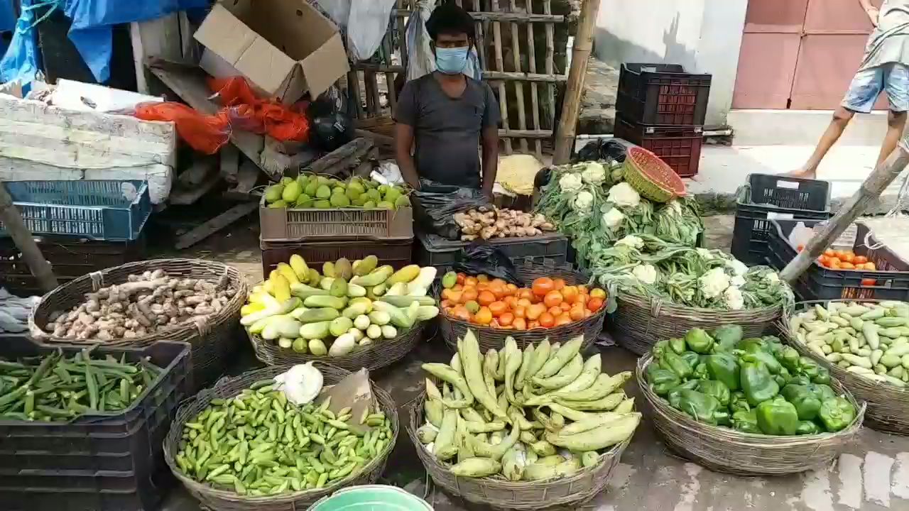 सड़क किनारे सब्जी बेचता युवक