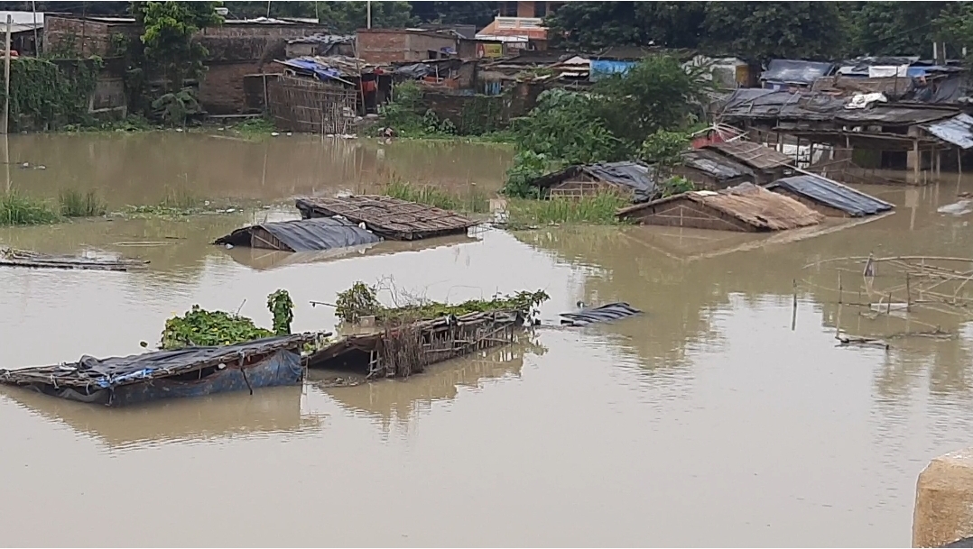 बाढ़ के पानी में डूबा गांव