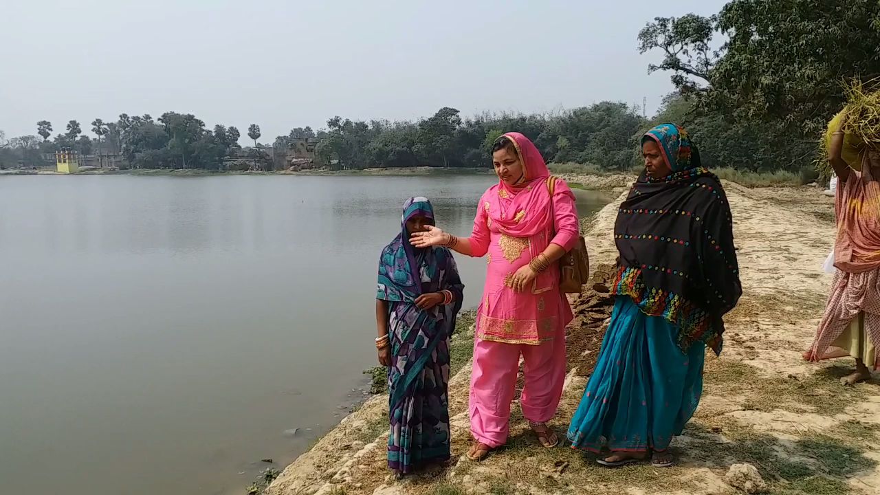 विकास कार्यों का जायजा लेती नासरा बेगम.