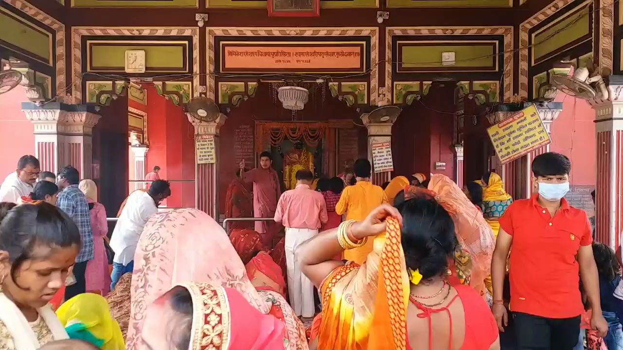 मंदिर में उमड़ी भक्तों की भीड़