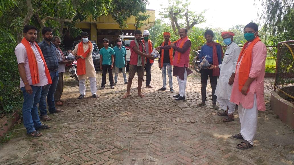 राहत सामग्री बांटते बीजेपी नेता