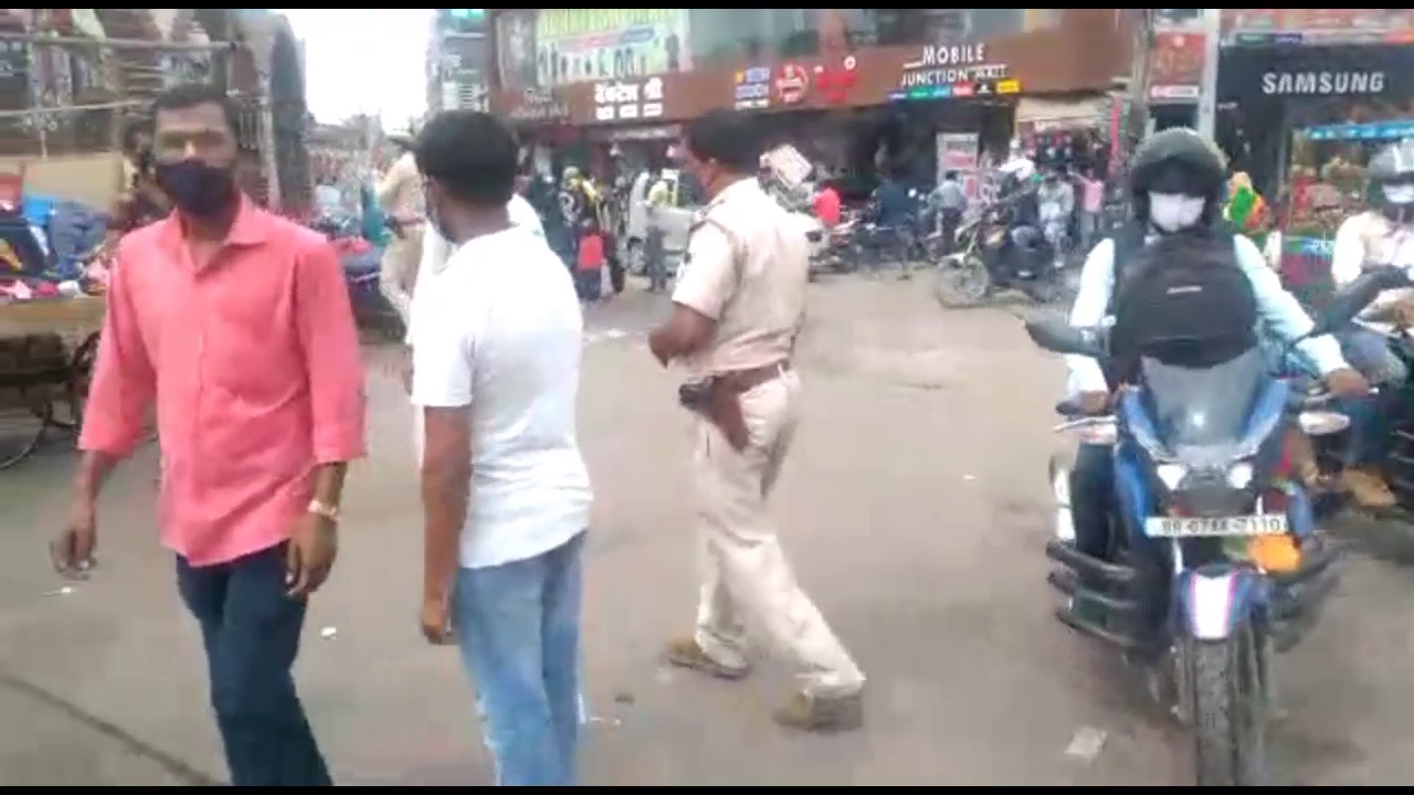 अतिक्रमण हटाते पुलिसकर्मी