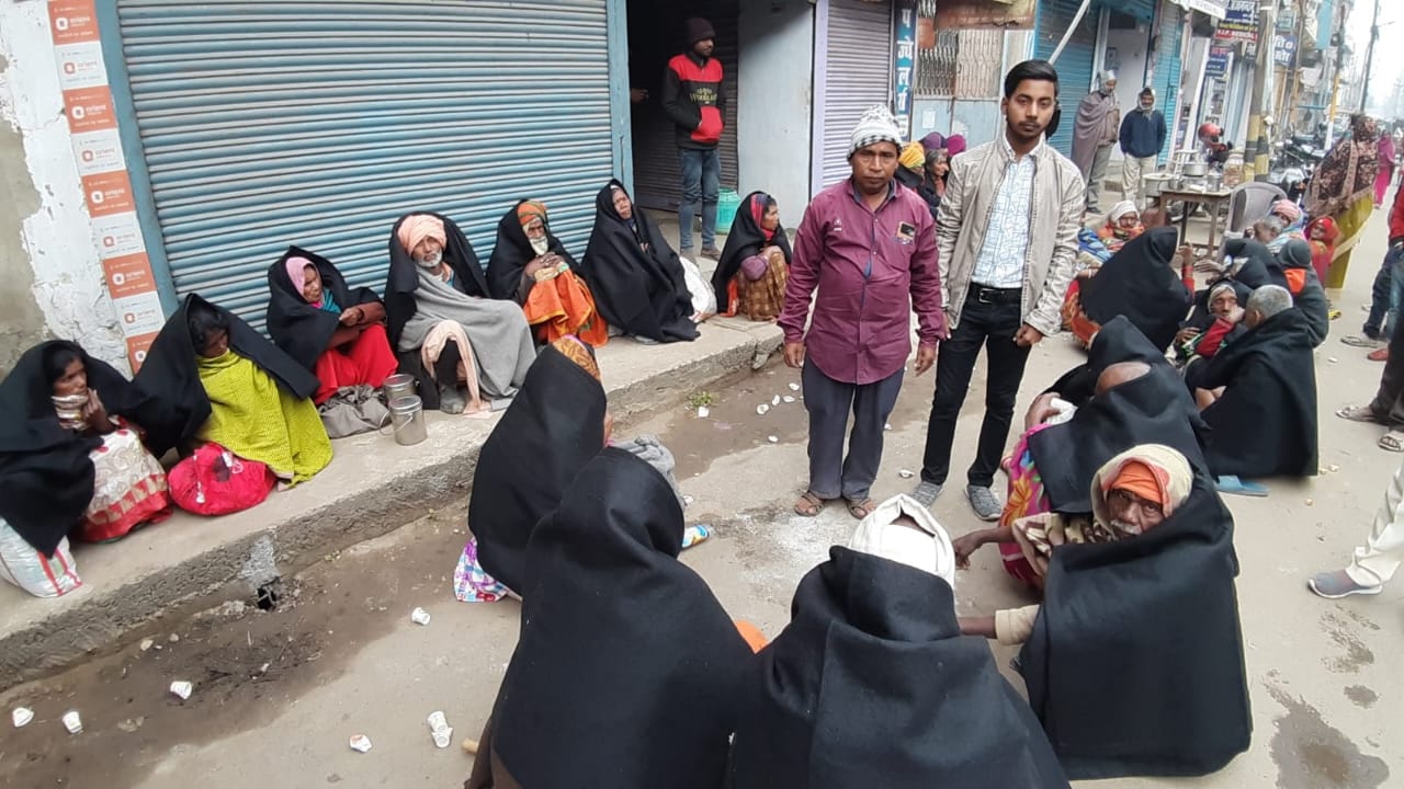 गरीबों को कंबल बांटते संजय कुमार चंद्रवंशी