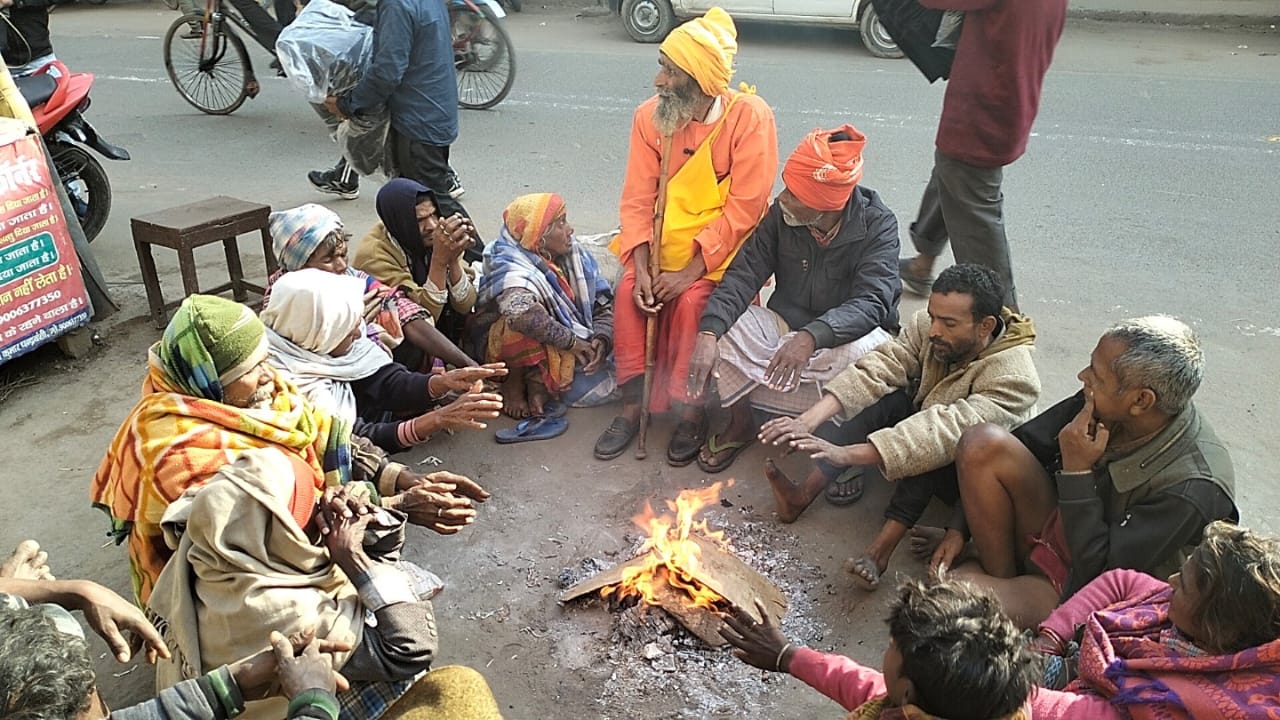 अलाव सेकते गरीब लोग