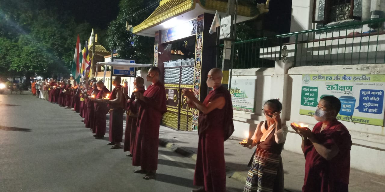 बौद्ध भिक्षुओं ने निकला कैंडल मार्च