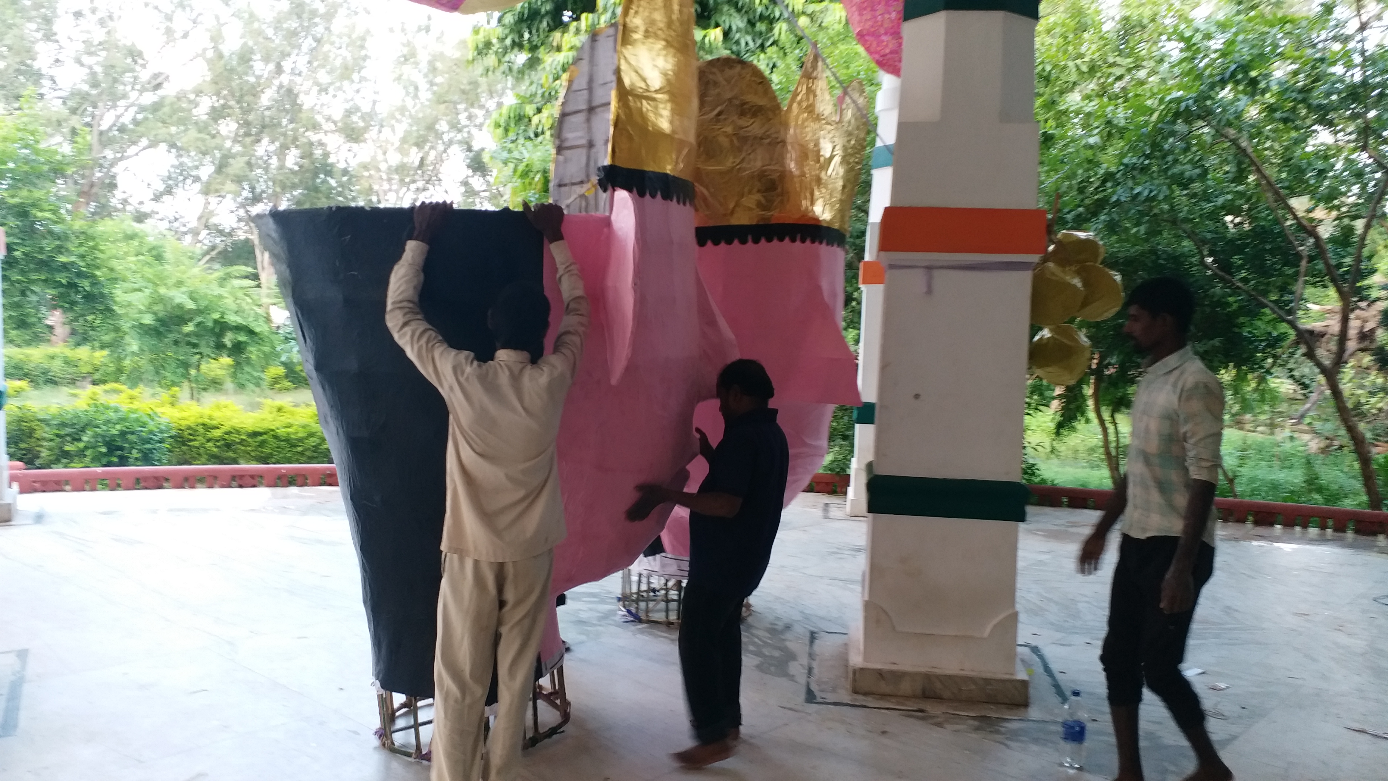 Artisans making effigies of Ravana