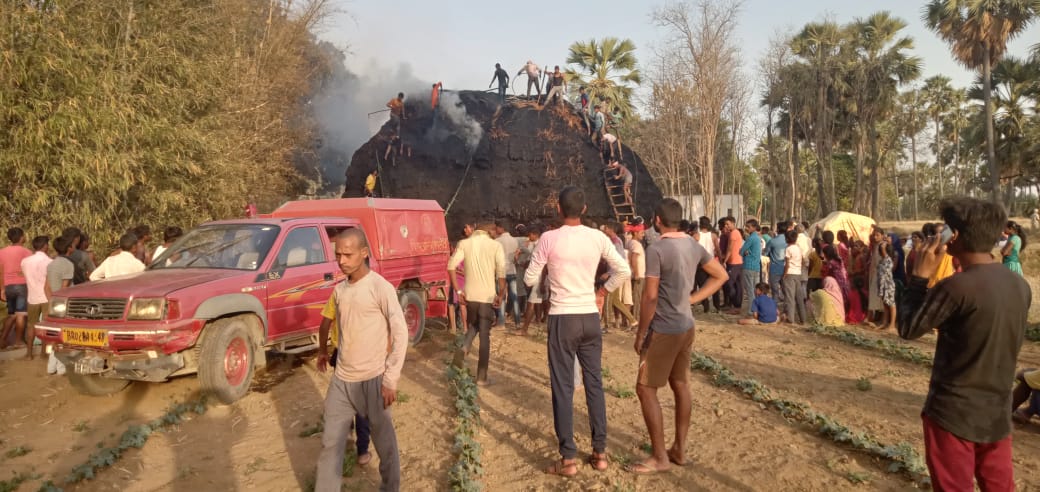 आग बुझाने के प्रयास में जुटे ग्रामीण.