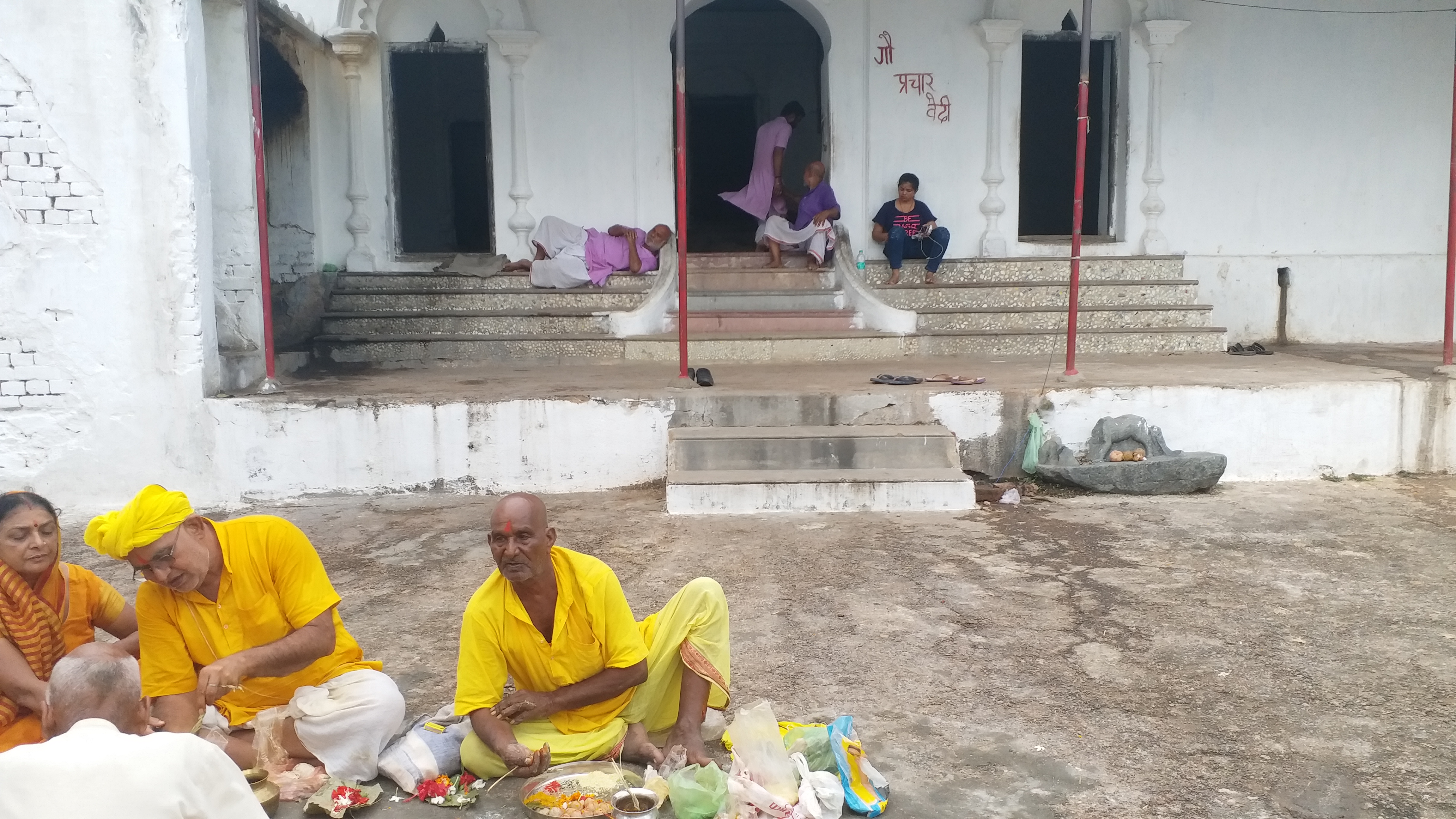 चल रहा है श्राद्ध कर्मकांड