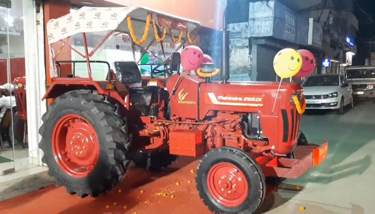 Bihar man who carved out 3 km-long canal receives tractor as gift