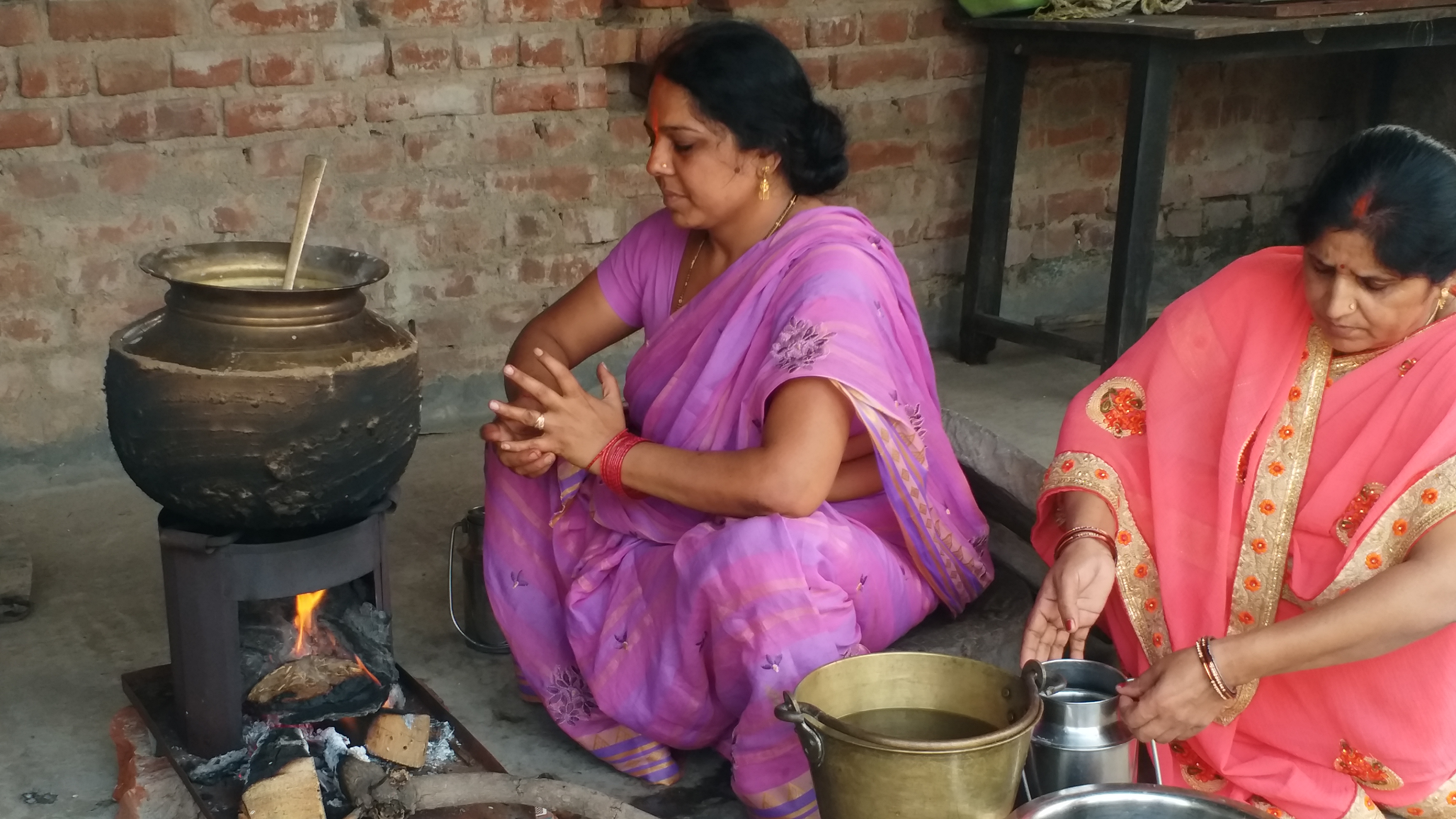 छठ की तैयारियां करती सौरभ की मां