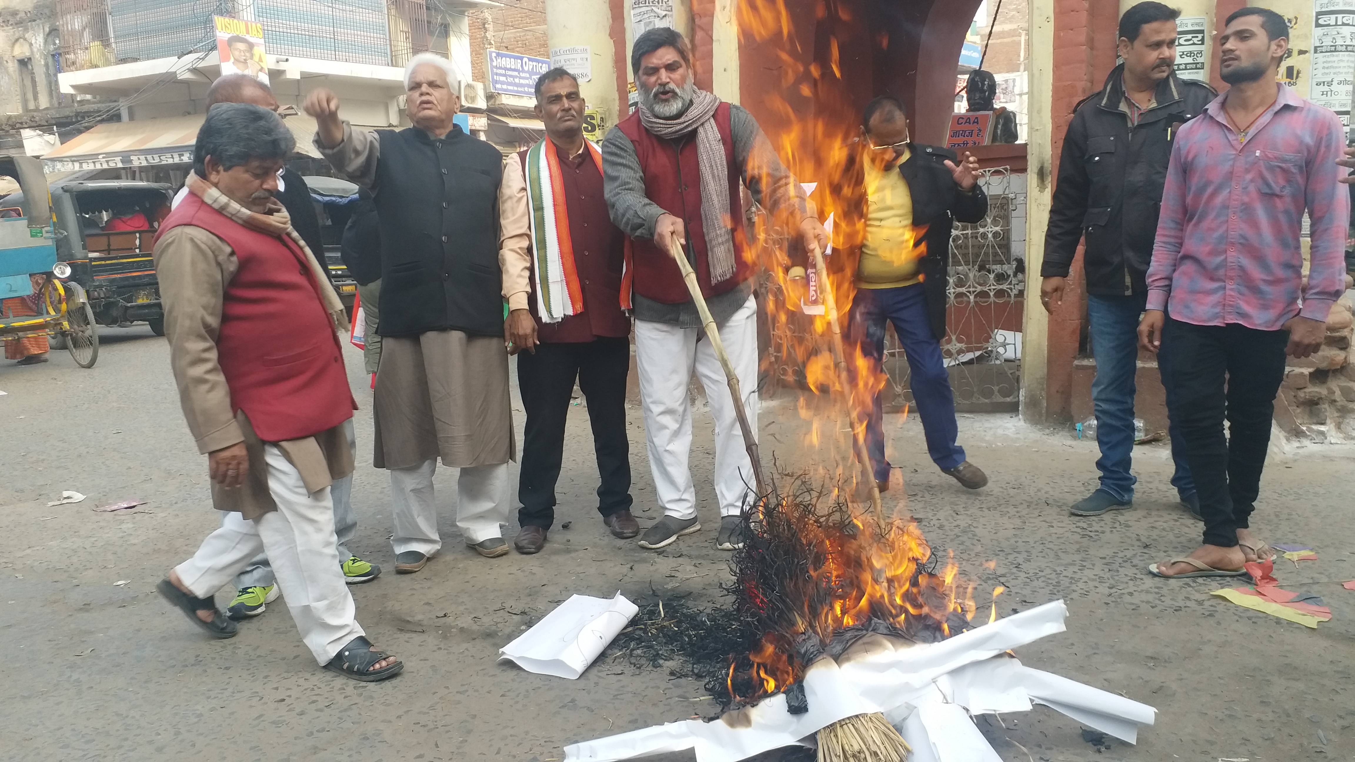 रक्षा मंत्री का पुतला फुंकते हुए समिति के संयोजक