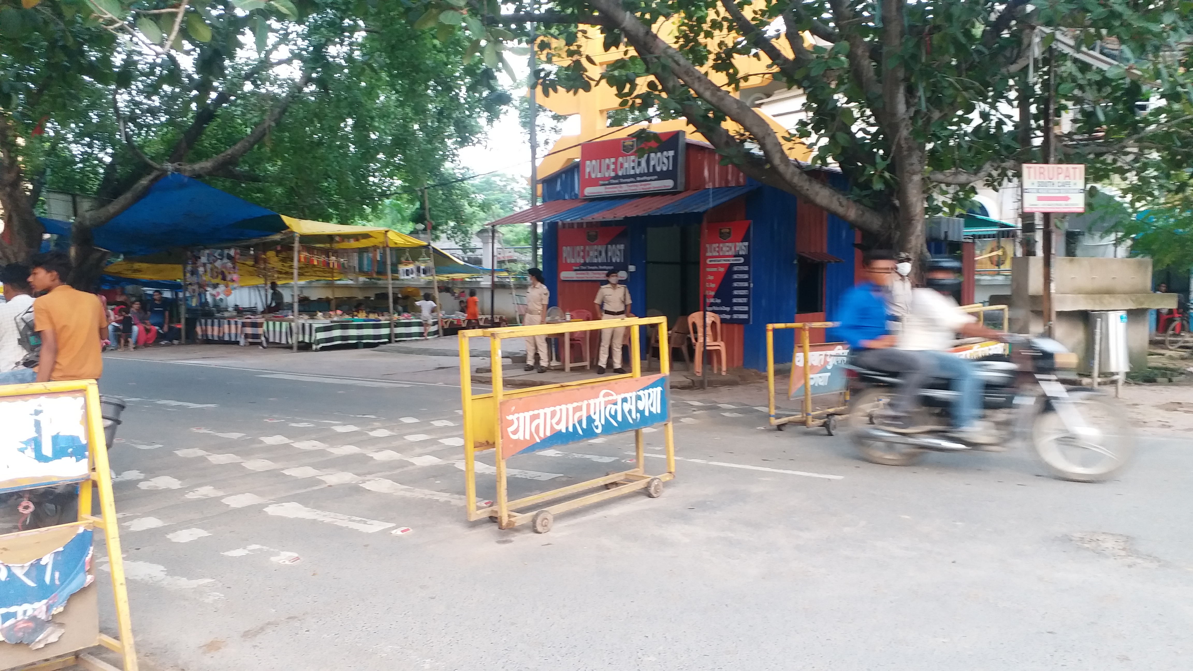 मंदिर के चेकिंग पोस्ट पर सुरक्षा बलों की तैनाती