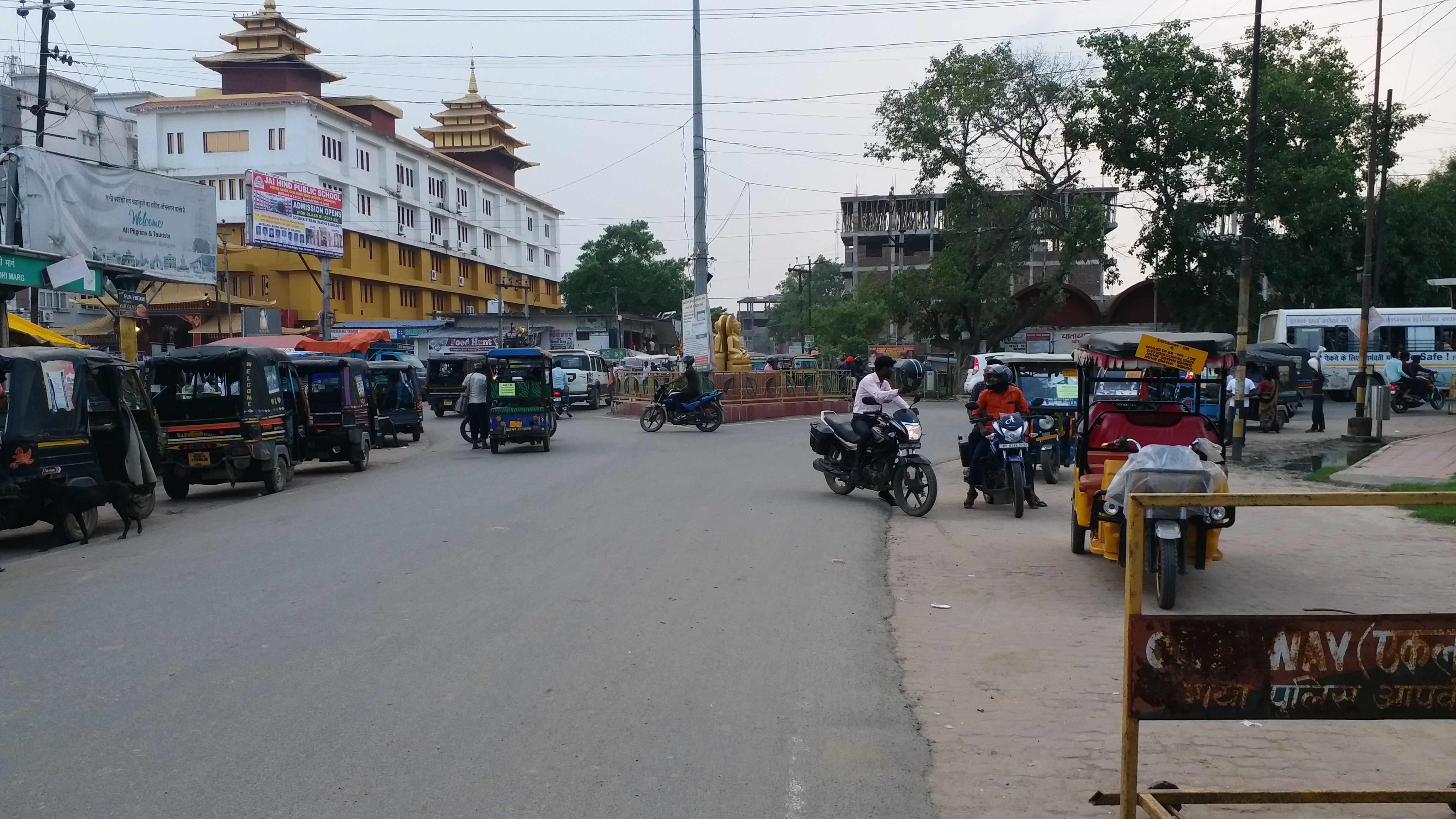 मंदिर के बाहरी परिसर में कोई सुरक्षा व्यवस्था नहीं