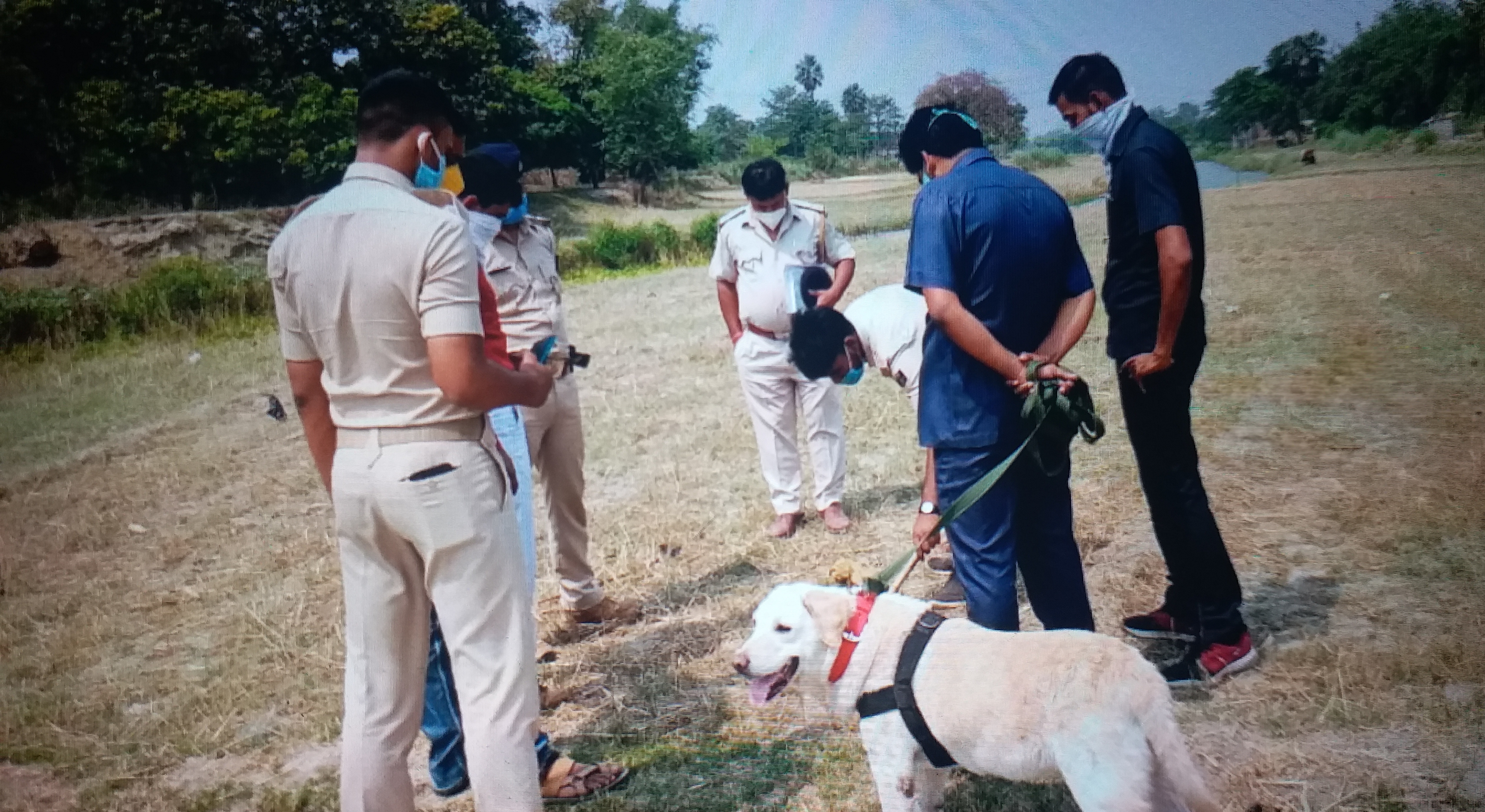 जांच करती पुलिस