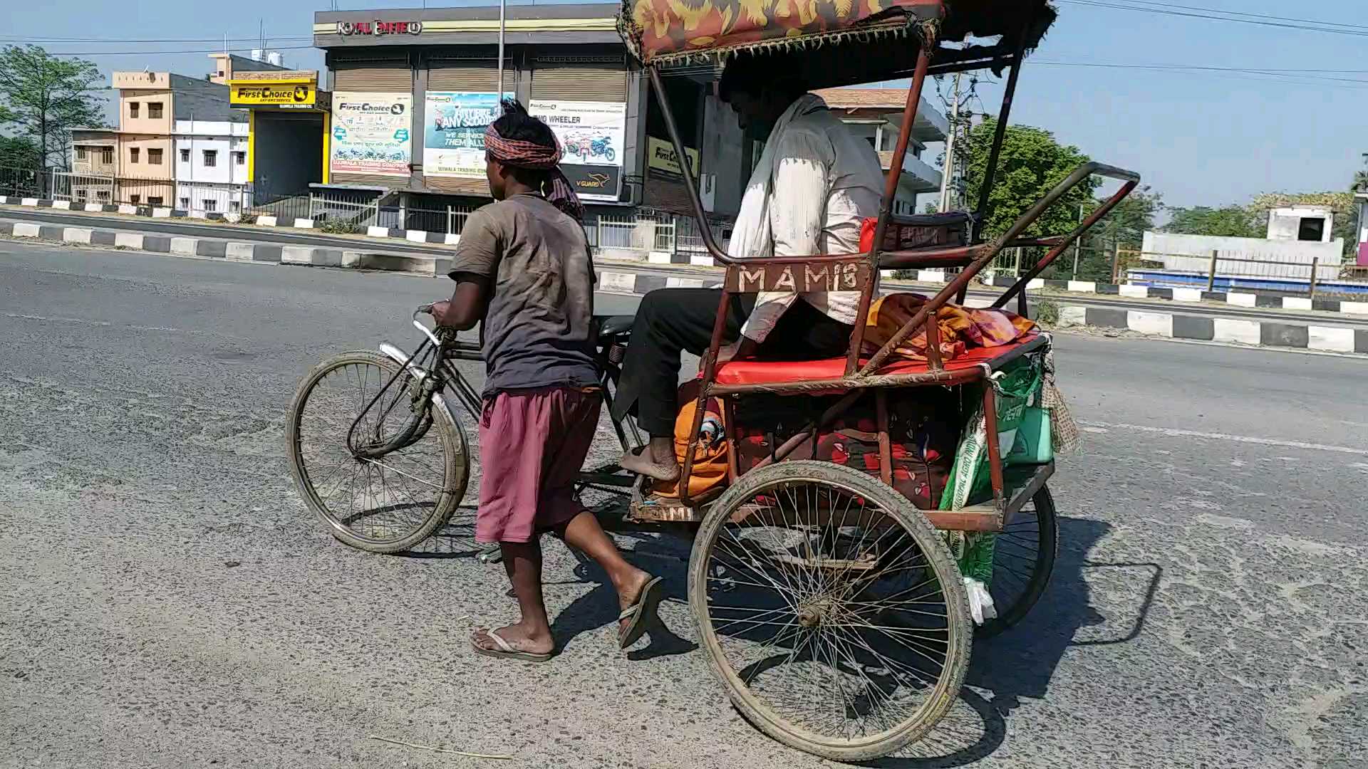 rickshaw-puller-left-for-motihari-from-delhi-on-ricksha