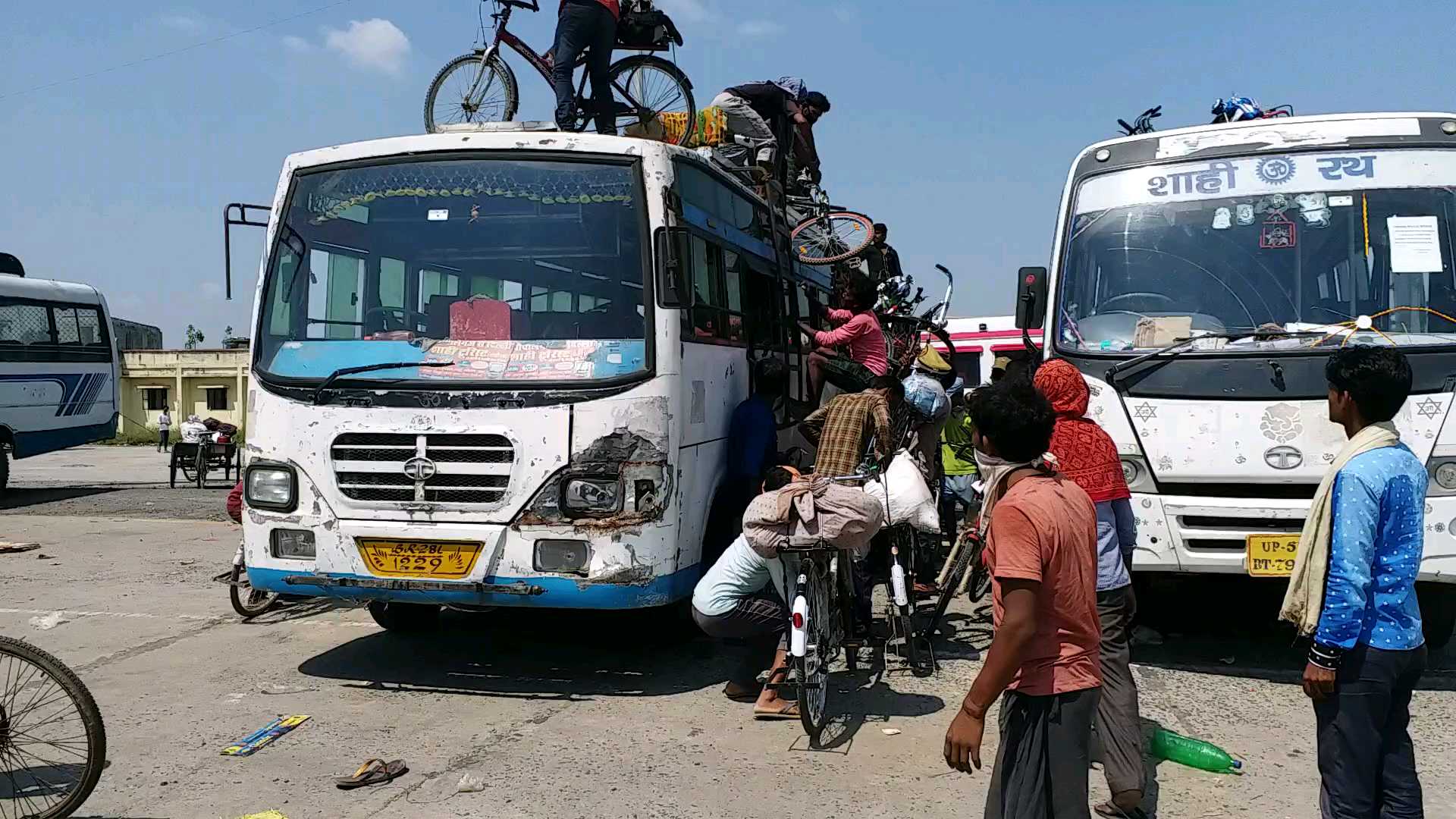 प्रवासियों को भेजा गया गृह जिला