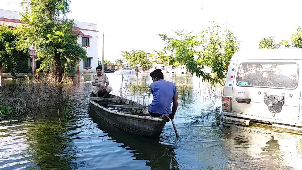 नाव पर पुलिसकर्मी