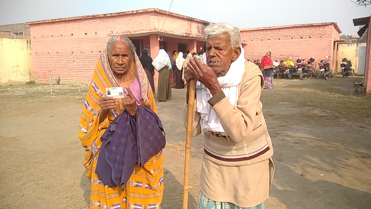 बुजुर्ग ने मतदान किया.