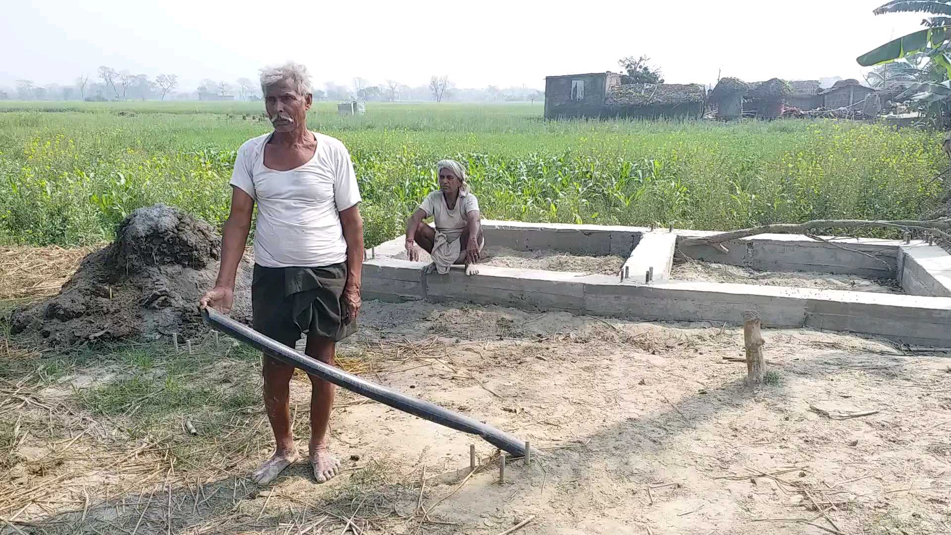 पानी की किल्लत से परेशान ग्रामीण.