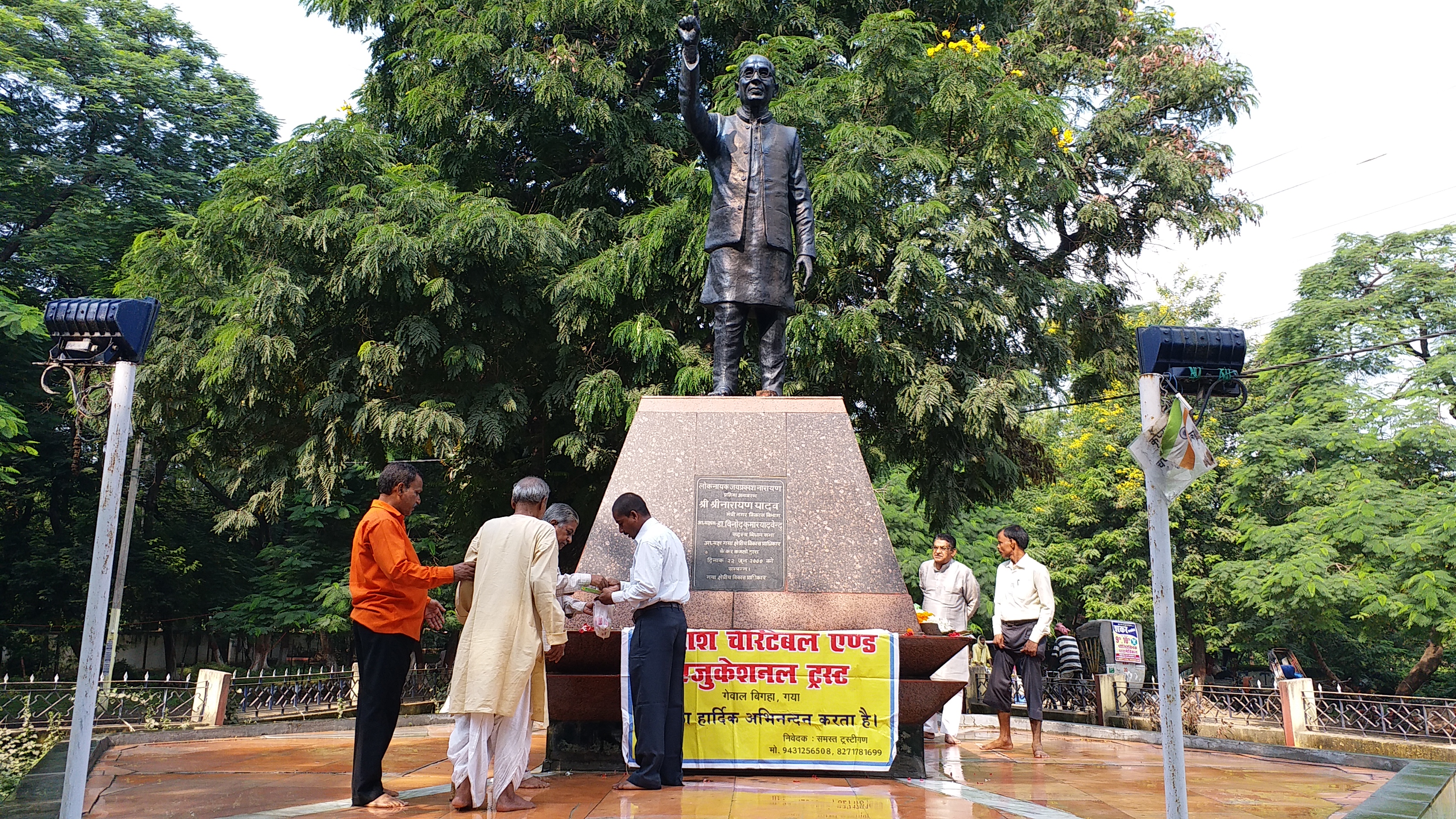 माल्यार्पण करते लोग