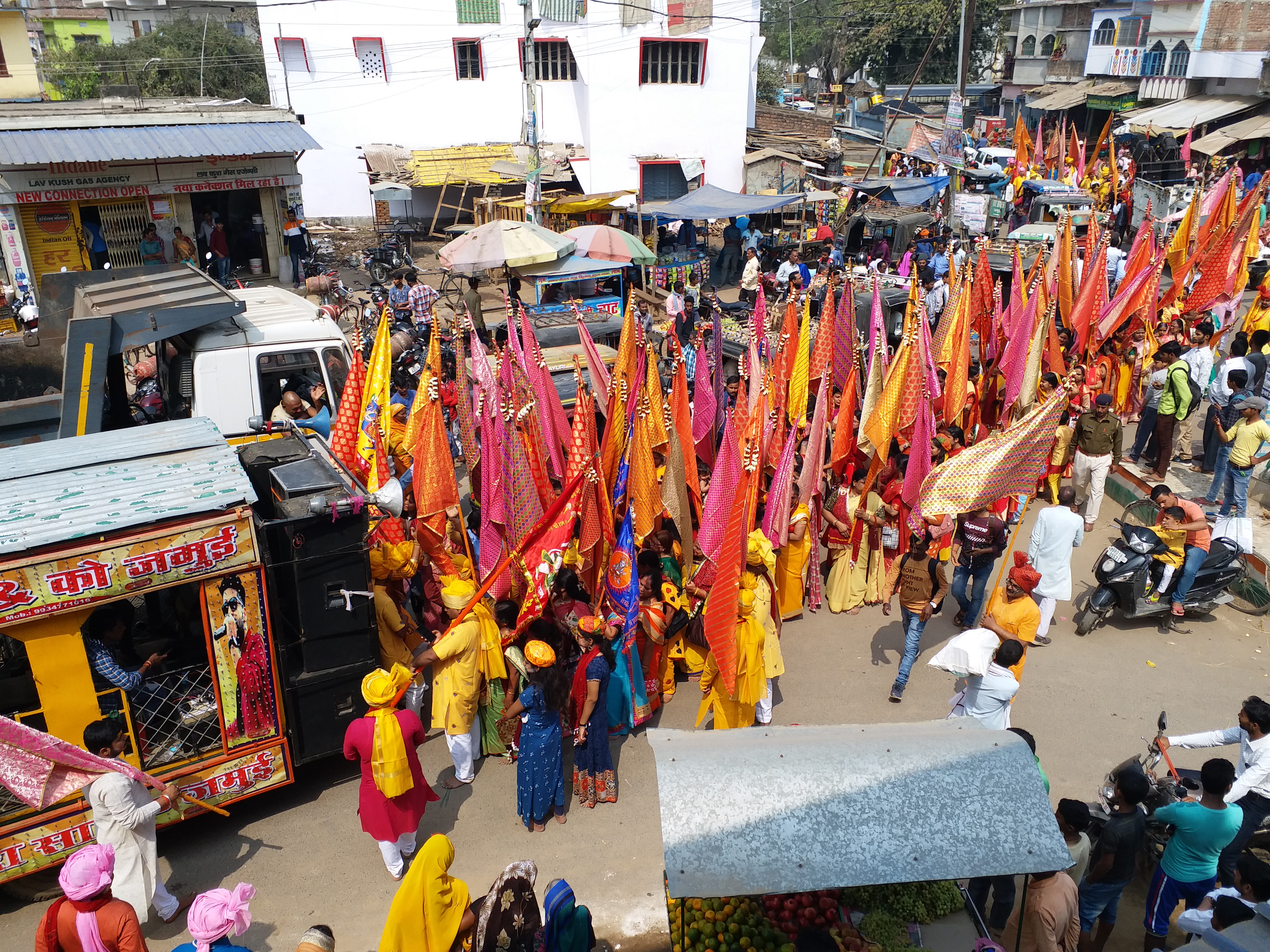 ध्वज लिये मरवाड़ी समाज ने निकाली शोभायात्रा