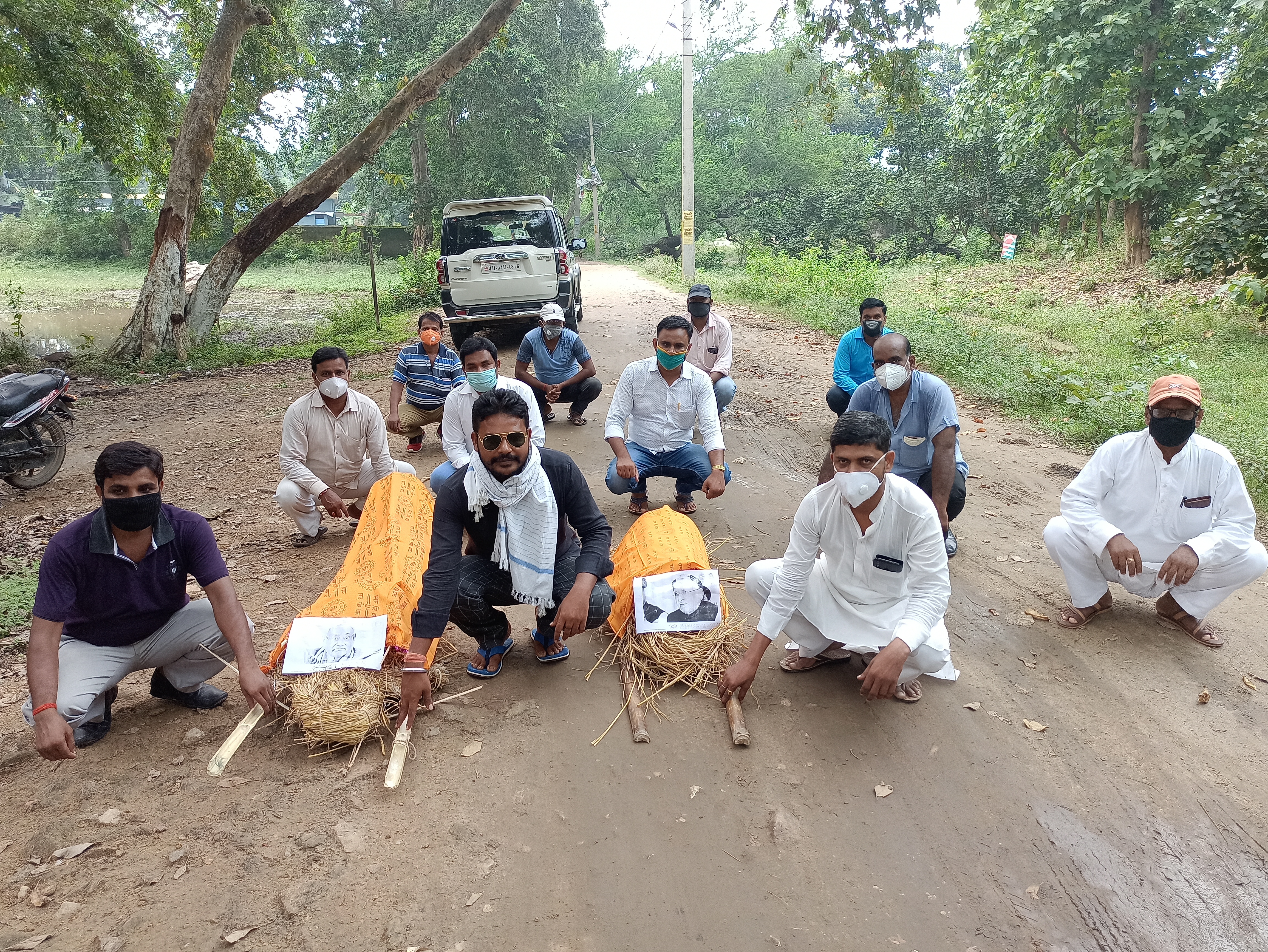 नियोजित शिक्षकों ने निकाला अर्थी जुलूस