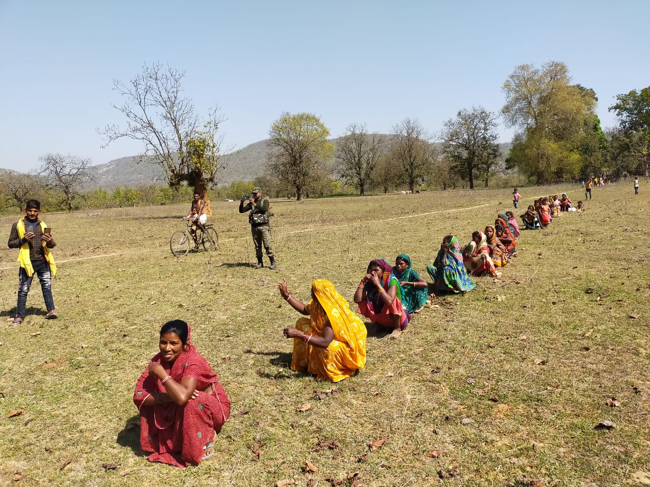 नक्सली इलाकों में राशन का वितरण