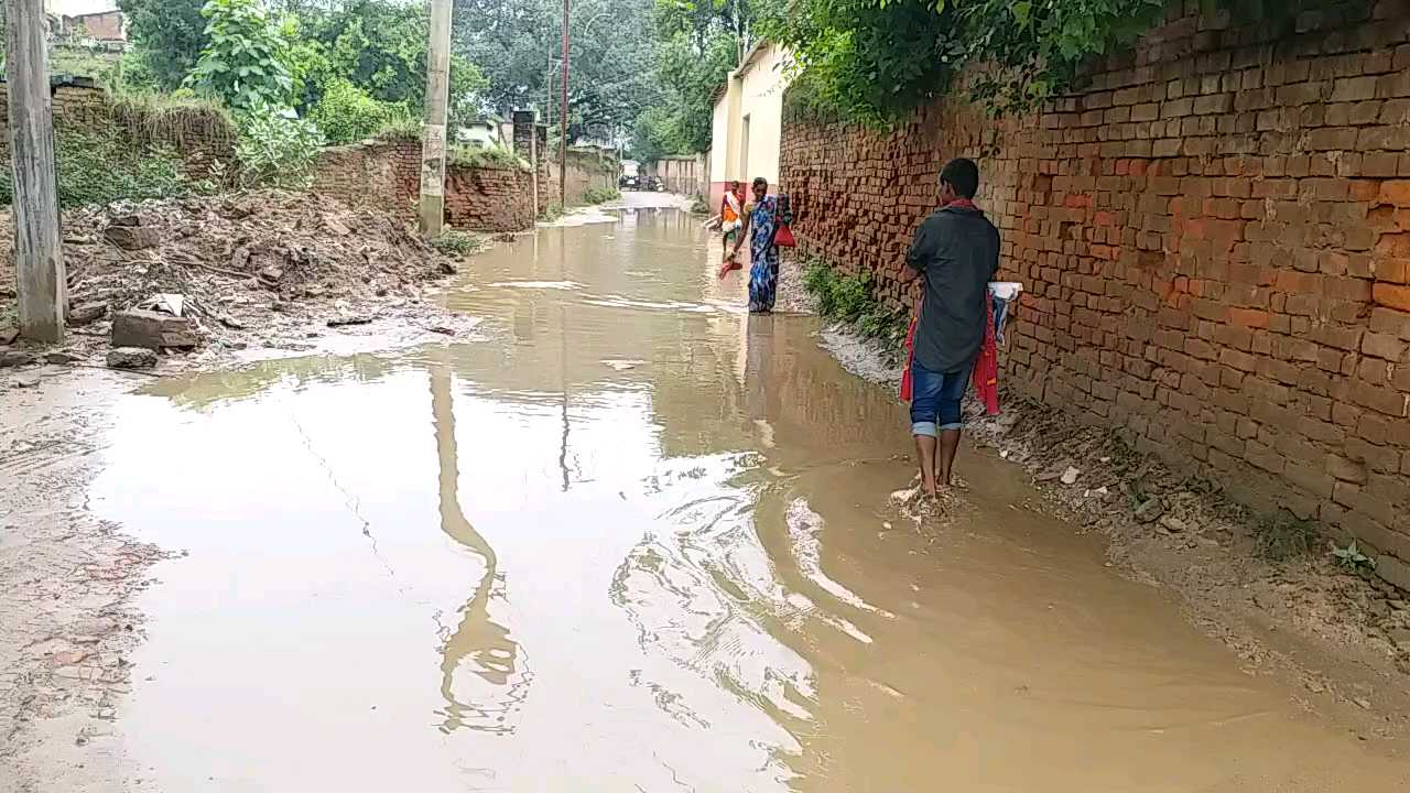 सड़क पर जाम पानी