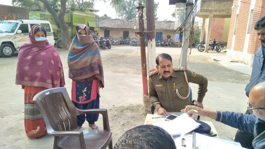 जांच करते पुलिस अधिकारी