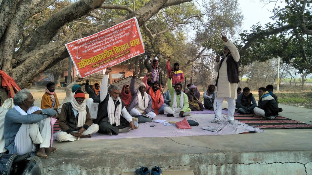 किसानों का अनिश्चितकालीन धरना.