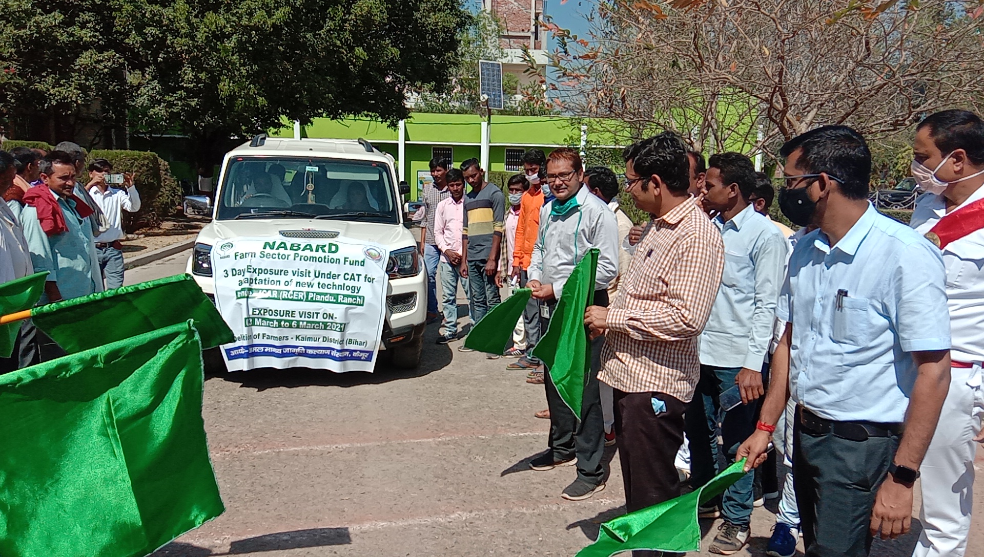 डीएम ने किसानों के दल को हरी झंडी दिखाकर किया रवाना