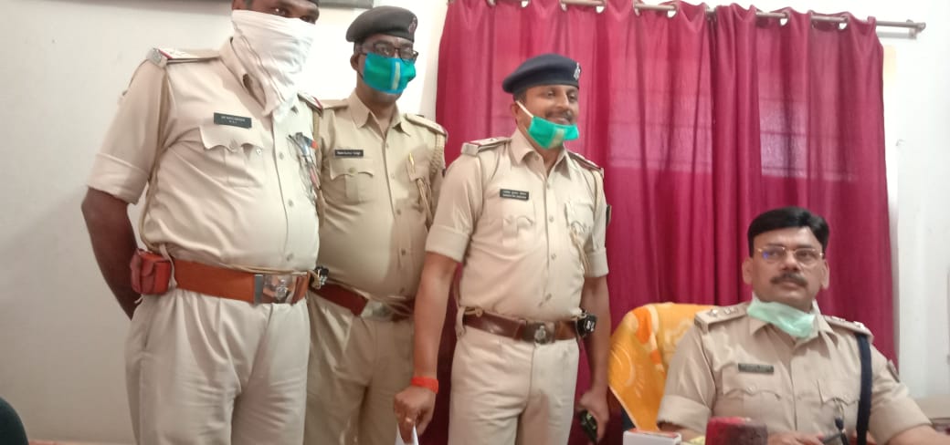 बरामद शिवलिंग के साथ पुलिस