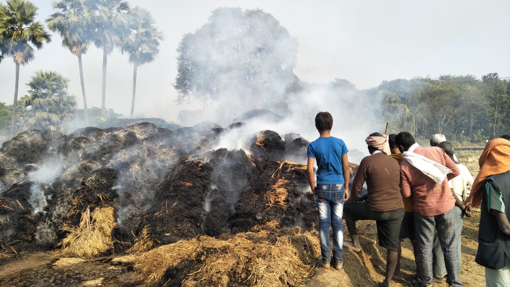 धान के बोझों में लगी आग