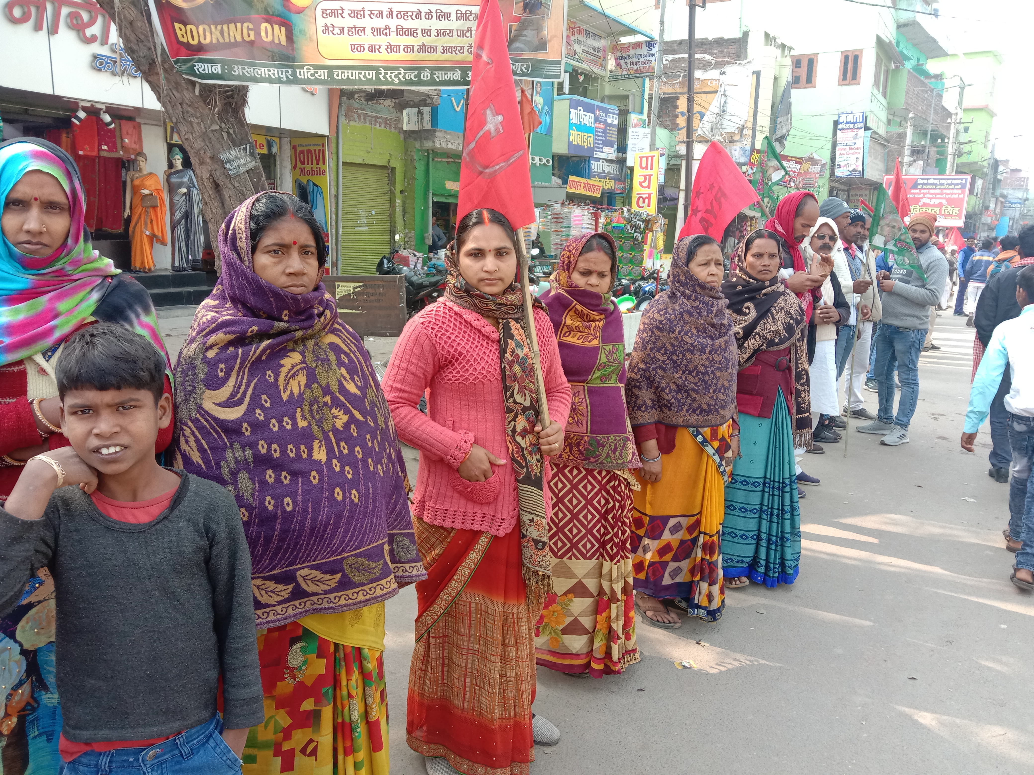 कार्यकर्ताओं ने मानव शृंखला बनाई