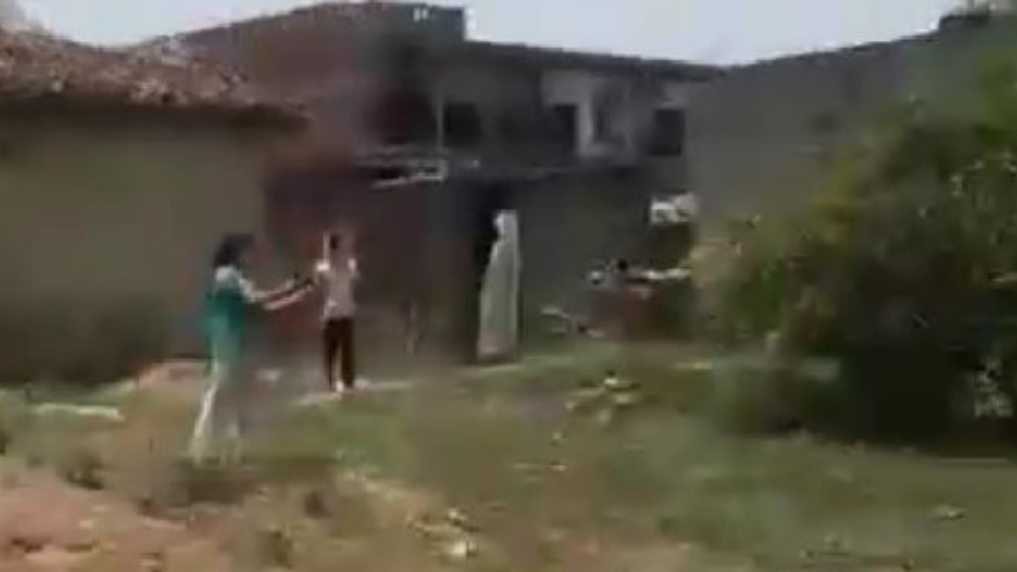 Viral video of girl waving desi katta to save family in Munger