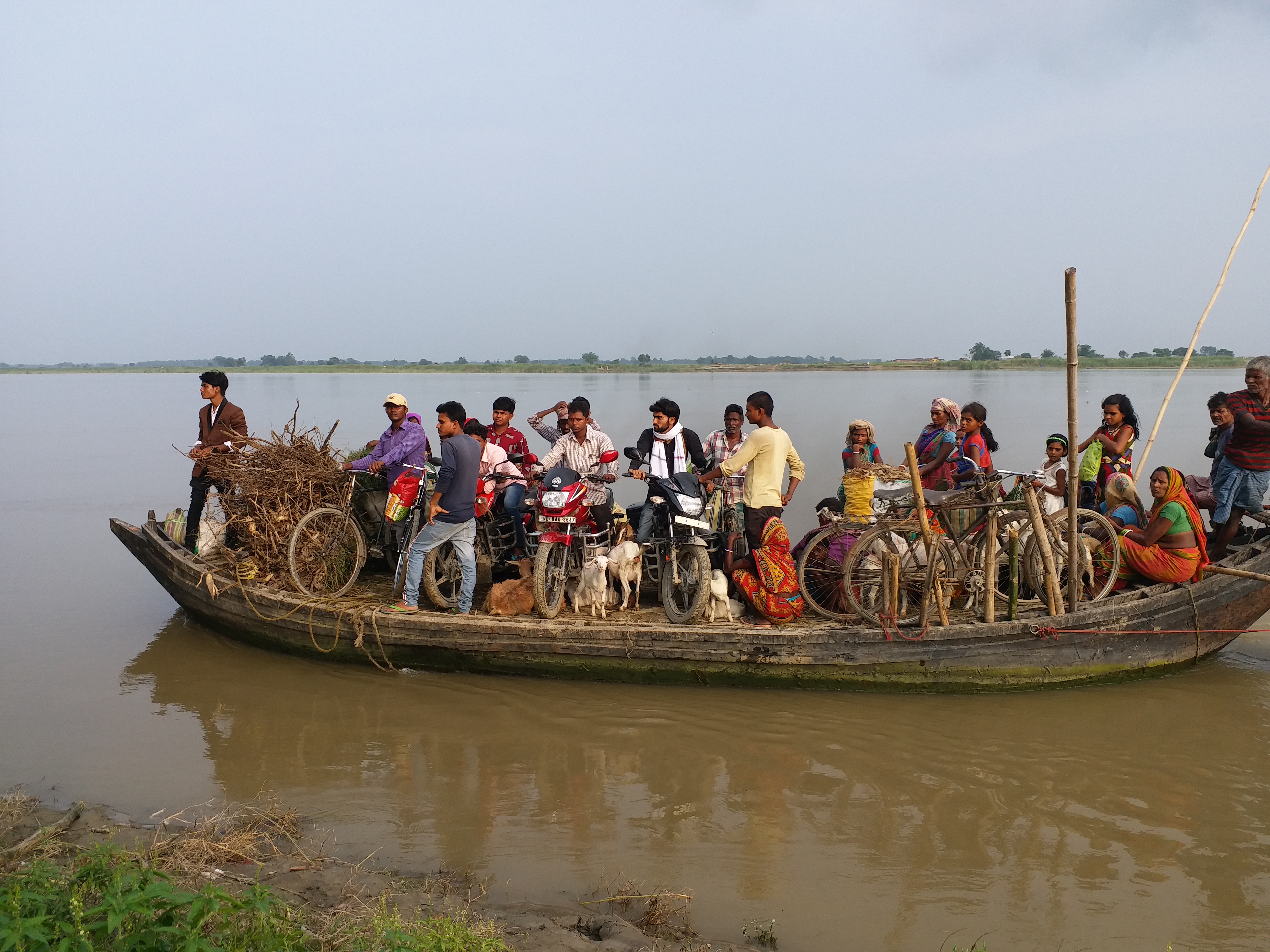 जान जोखिम में डालकर नाव से आवागमन करते लोग