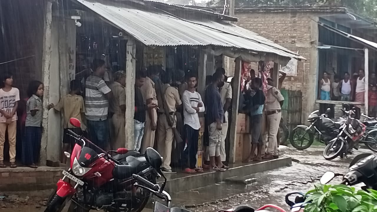 हफलागंज में लूट की तफ्तीश करती पुलिस