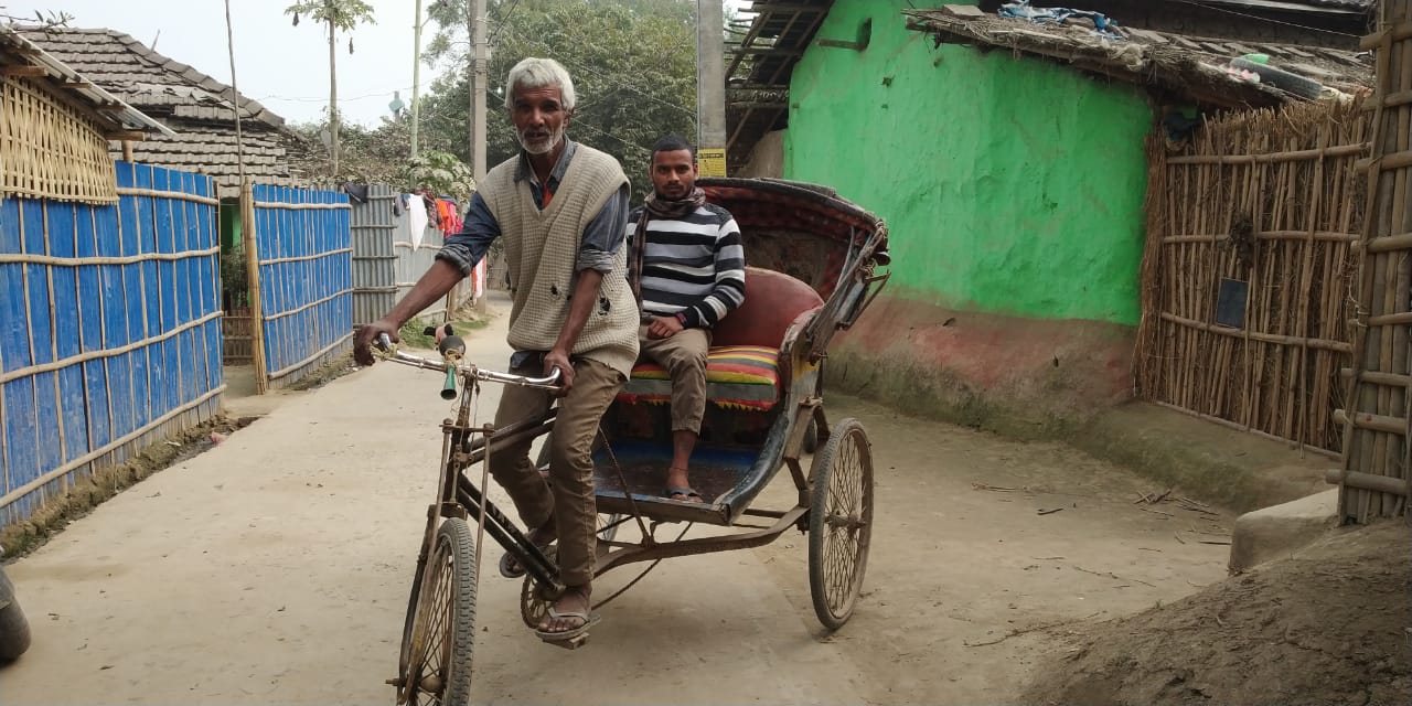 रिक्शा चलाते हुए स्वतंत्रता सेनानी का परिवार.