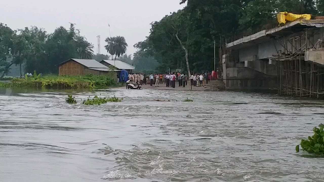 कई इलाकों में घुसा बाढ़ का पानी