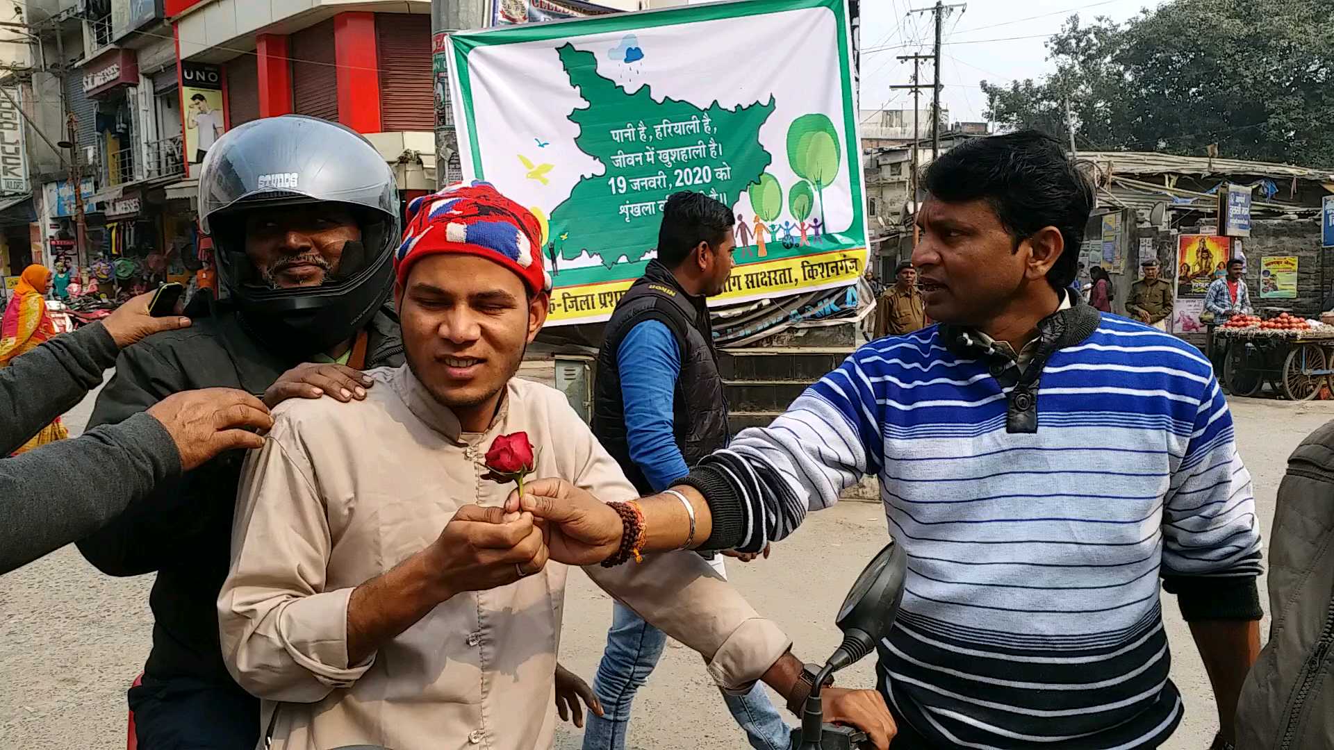 गुलाब का फूल देते एमवीआई