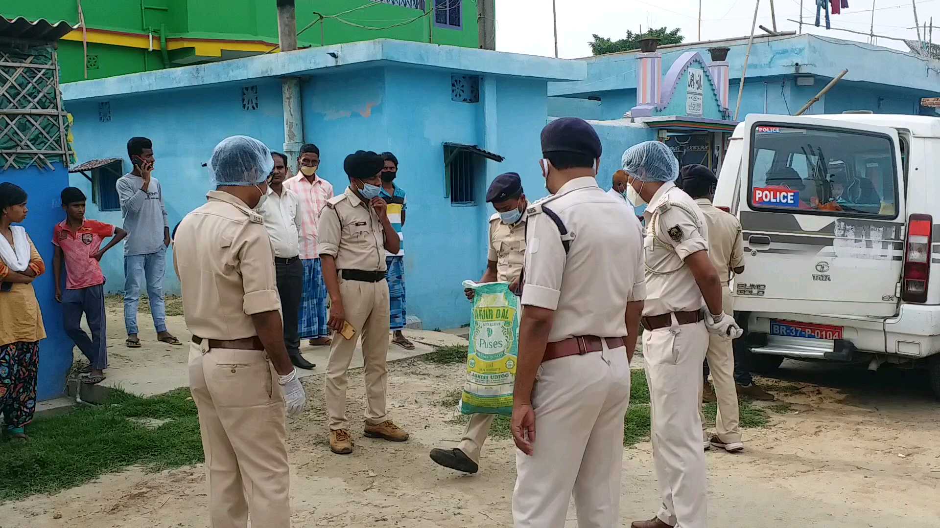 लोगों की मदद करते पुलिस अधिकारी