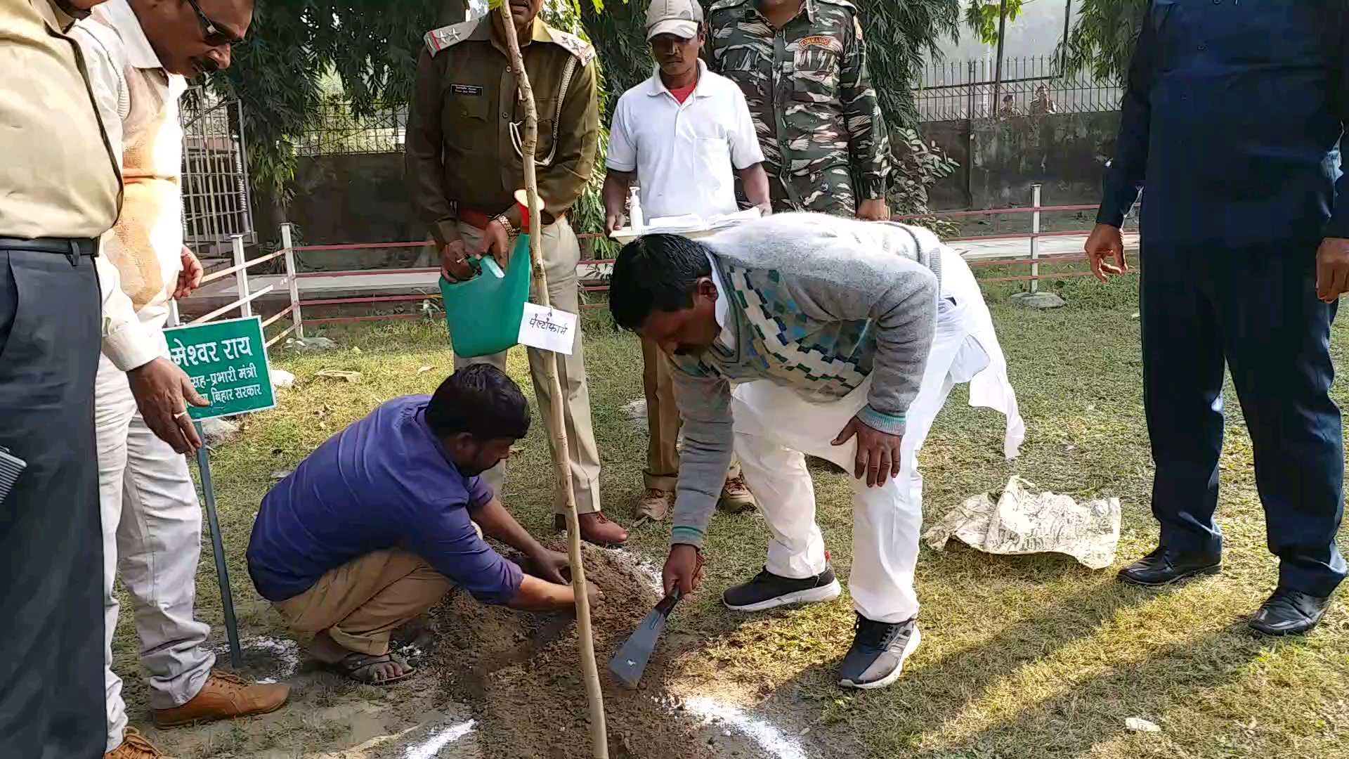 पौधारोपण करते लक्ष्मेश्वर राय