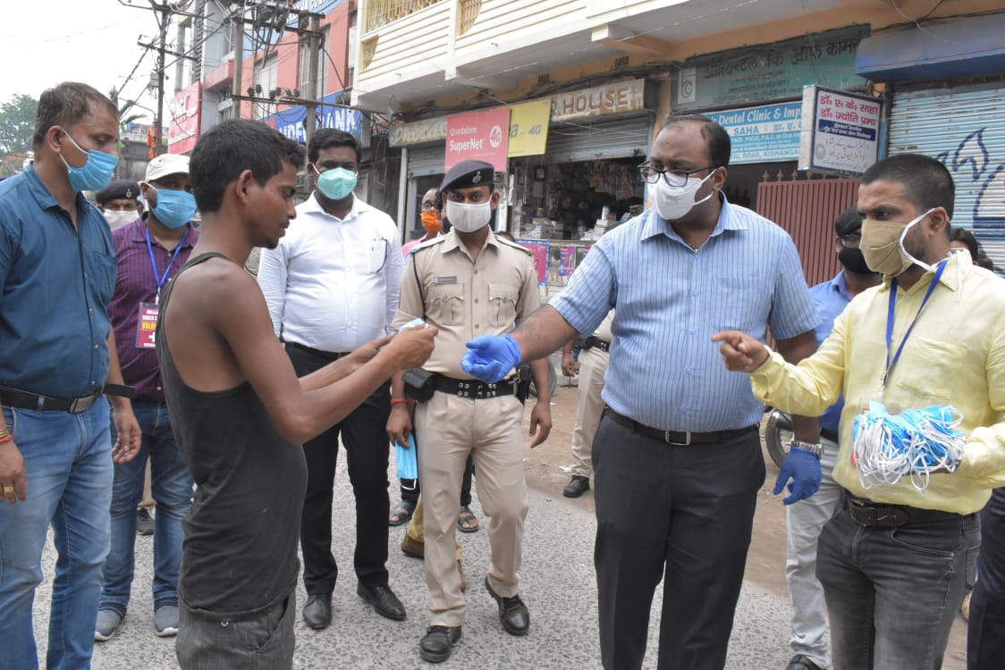 dm distributed masks for prevention of corona epidemic in kishanganj