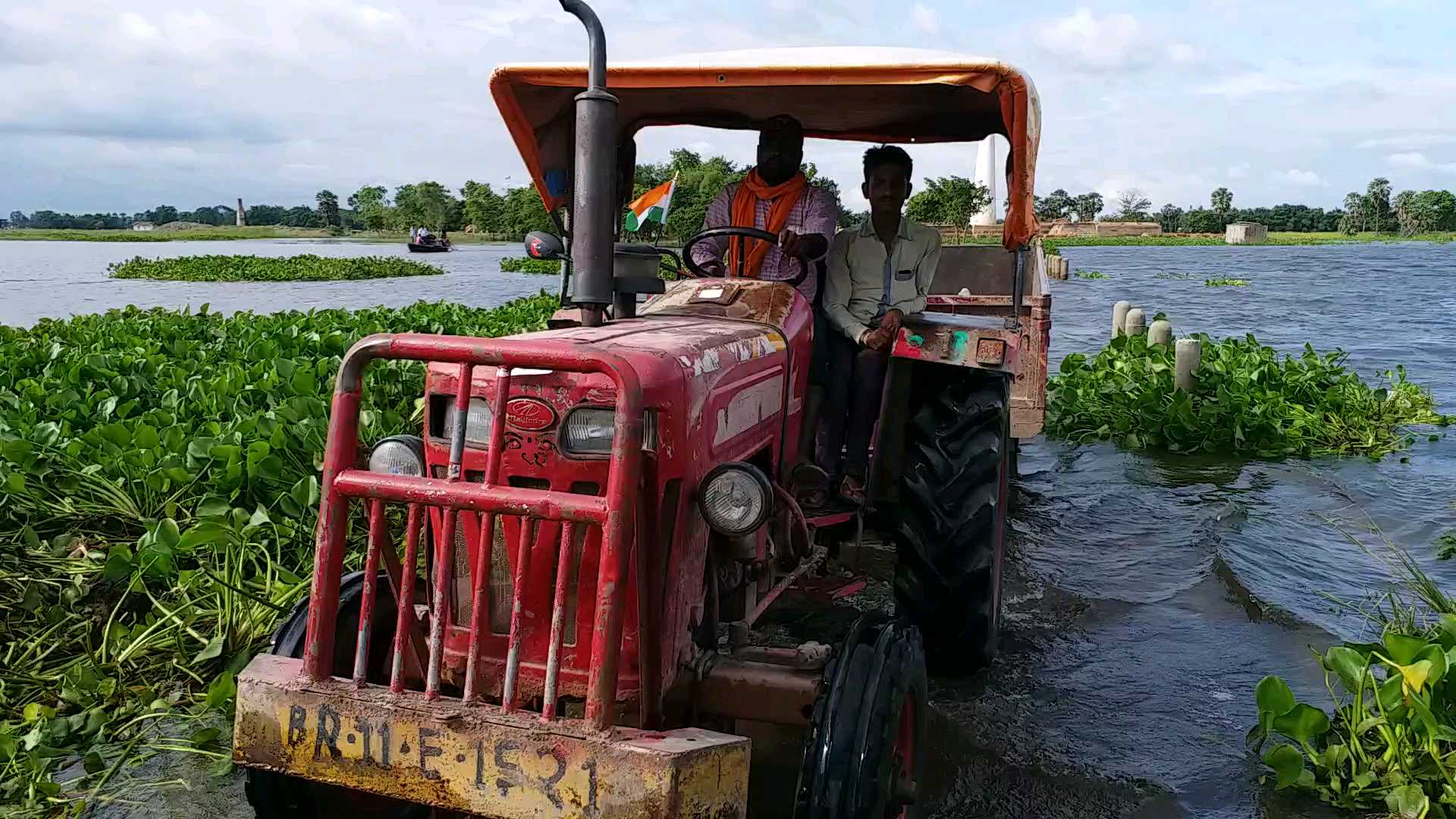 पानी में फंसी ट्रक